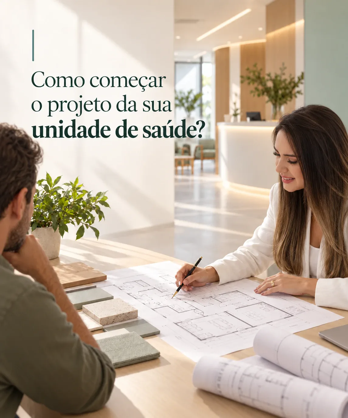 Arquiteta apresentando a planta de uma unidade de saúde a um cliente