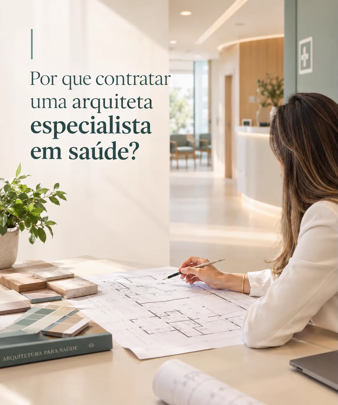 Arquiteta analisando a planta de uma unidade de saúde, com amostras de revestimentos sobre a mesa